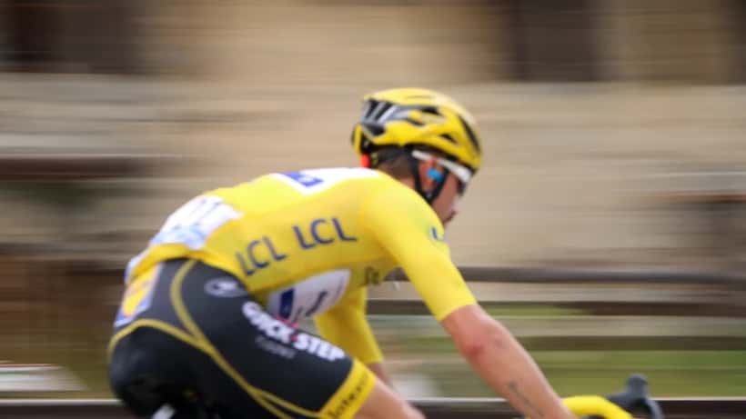 Julian Alaphilippe in gara durante una classica ciclistica, con maglia da corsa colorata e casco