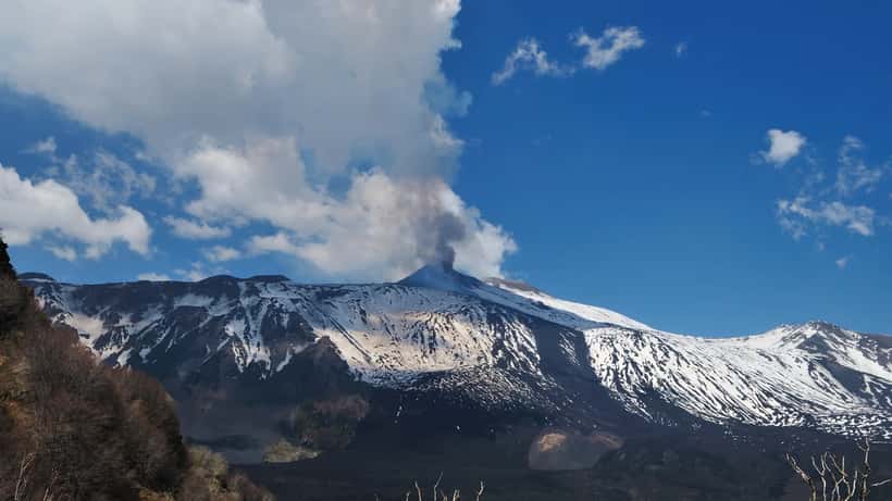 Fontana di lava e nube di cenere vulcanica dell'Etna in eruzione, versante ovest Sicilia