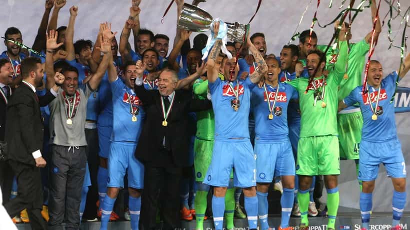 Tifosi e giocatori del Napoli festeggiano in campo