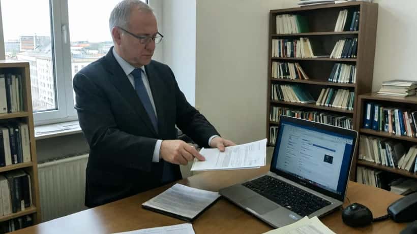 Anwalt prüft Social-Media-Beiträge auf Hasspostings in Berliner Büro