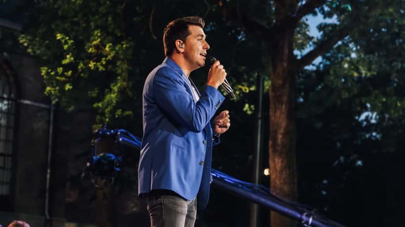 Jan Smit live op het podium bij Muziekfeest op het Plein in Emmen
