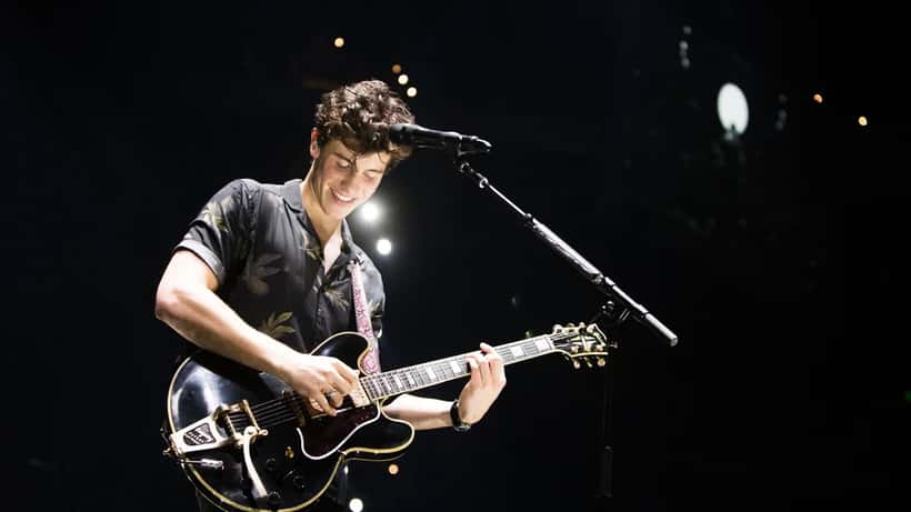 Shawn Mendes em show ao vivo, cantor que priorizou saúde integrativa no Brasil em 2026