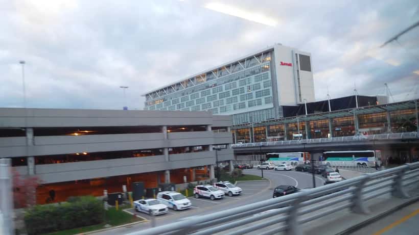 Terminal de l'Aéroport international Montréal-Trudeau avec passagers et comptoirs d'enregistrement