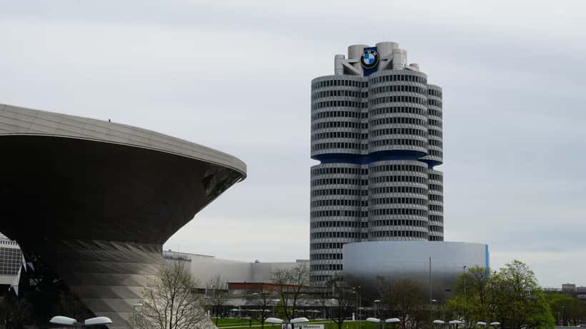 BMW-Vierzylinder, die Konzernzentrale in München, bei Tageslicht