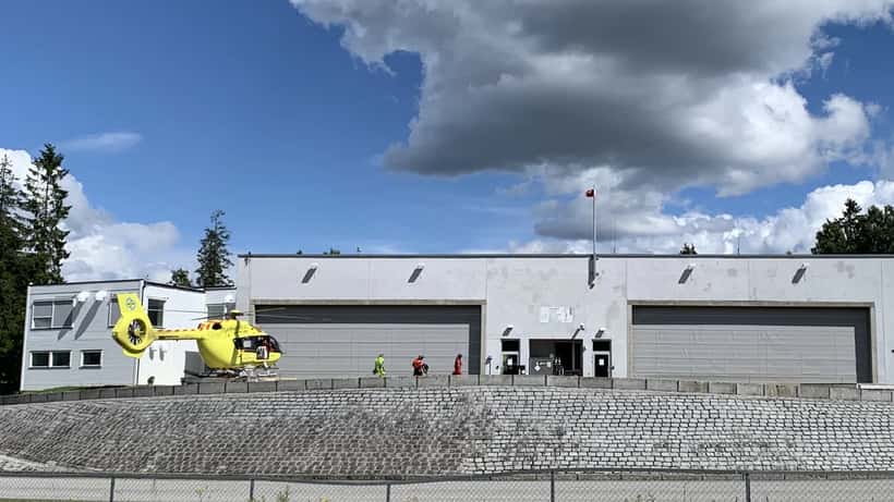 Norsk luftambulansehelikopter av typen H145 i luften over norsk landskap