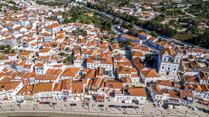 Vista de Alcácer do Sal, Portugal, junto ao Rio Sado