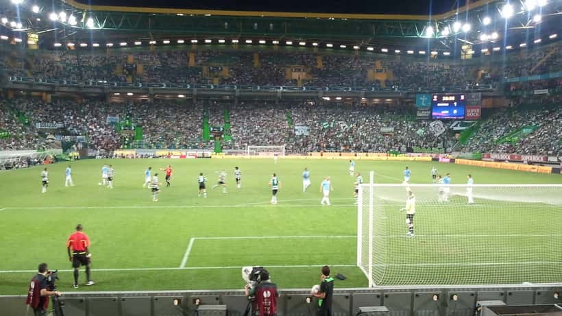 Sporting CP Stadion mit Fußballspielern während eines Europacupspiels