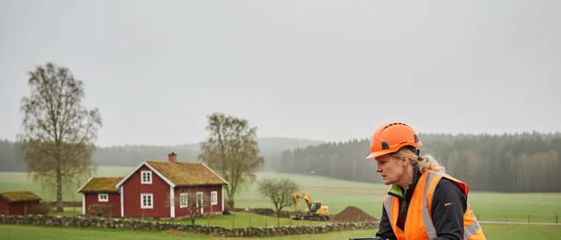 Svensk byggnadsinspektör i säkerhetsväst undersöker marksättning nära fastighet i Göteborg