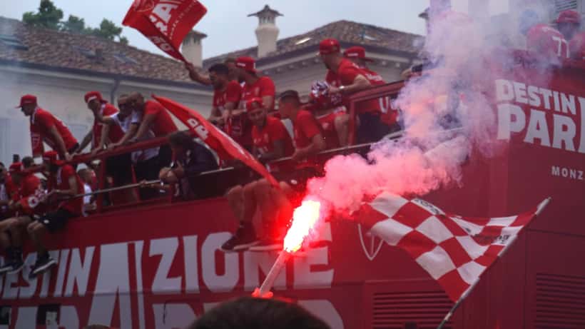 Supporters de l'AC Monza célébrant la montée en Serie A en 2022, stade U-Power de Monza