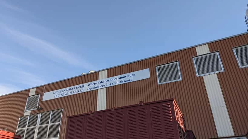 Salle des serveurs informatiques dans un centre de données