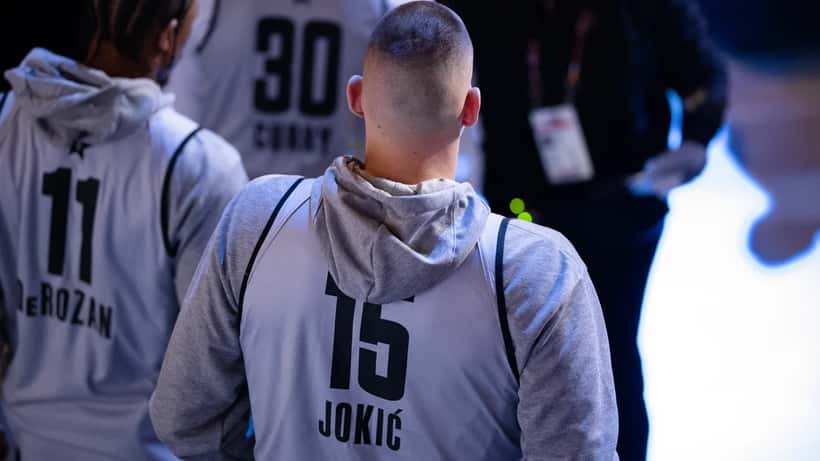 Nikola Jokic en la cancha de baloncesto de la NBA durante partido oficial