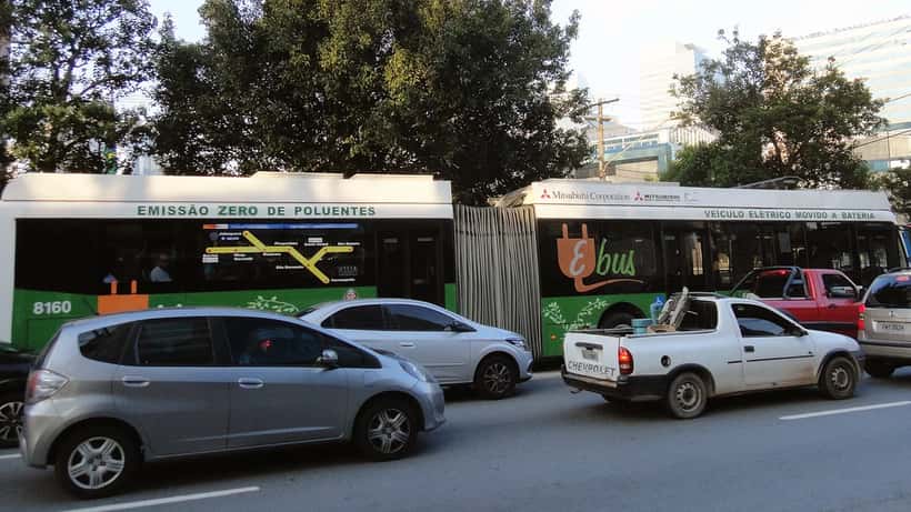 Ônibus elétrico em operação nas ruas de São Paulo com frota da EMTU