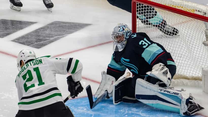 Jason Robertson Dallas Stars pelaa jääkiekkoa pudotuspeleissä 2023