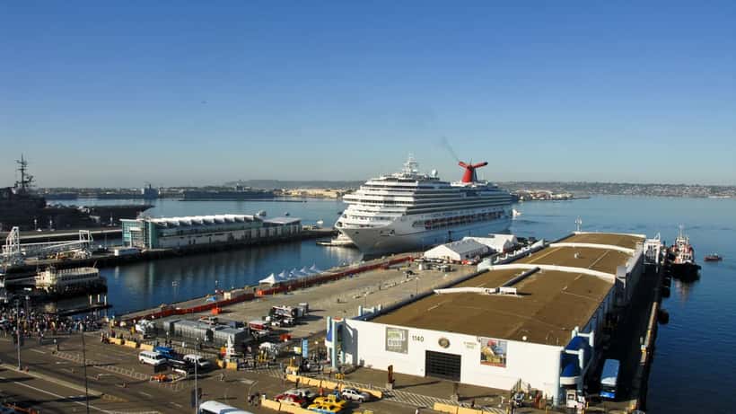 Carnival Splendor cruise ship arriving at port