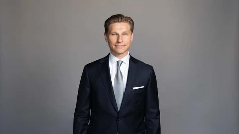 Puolustusministeri Antti Häkkänen virallisessa ministerikuvassa