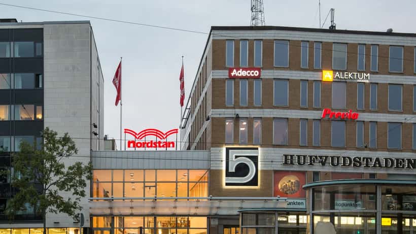 Nordstan shoppingcenter i centrala Göteborg, trafikerat stadsrum och busshållplats
