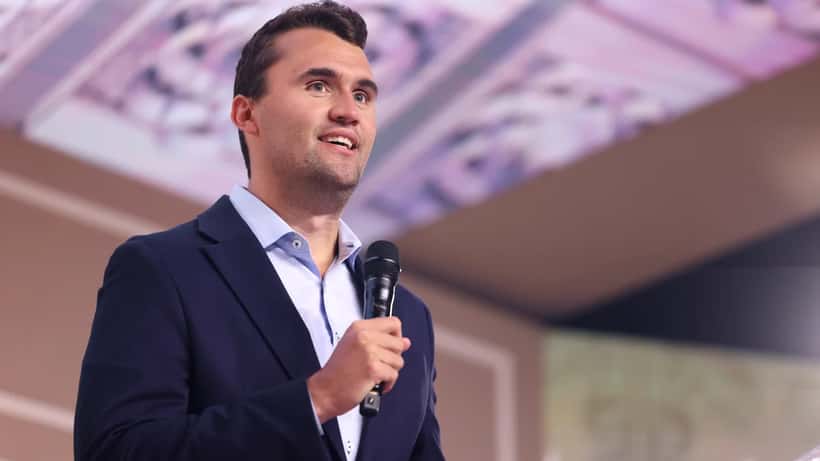 Charlie Kirk puhumassa yleisölle, aktivisti joka levitti väärää tietoa Suomesta