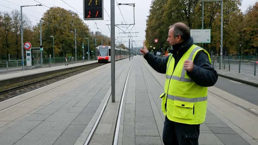 Leerer Hannoveraner Trambahnsteig während Streik mit Gewerkschaftsplakat