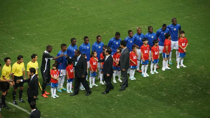 Haiti spillere i kamp mot Korea Republic under VM-kvalifisering 2013