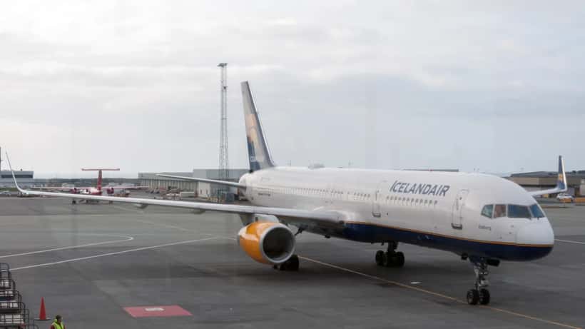 Icelandair Boeing 757-200 á flugvelli — flugverð hækkar vegna Hormuz-kreppu 2026