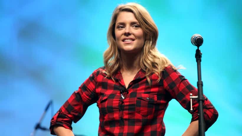 Grace Helbig på scenen under VidCon 2012, YouTube-stjerne som overlevde brystkreft