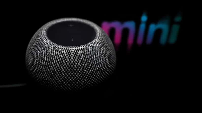 Un HomePod mini Apple posé sur une étagère dans un intérieur moderne canadien