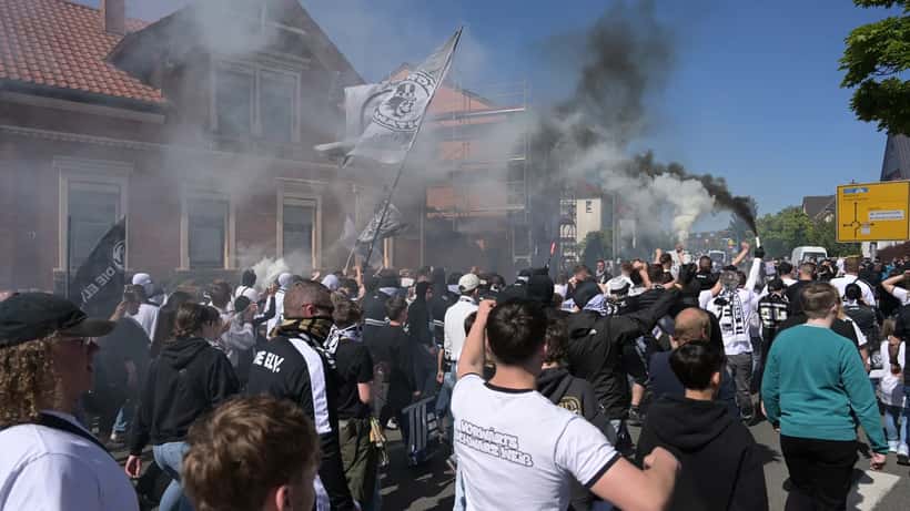 SV Elversberg Fans beim Fanmarsch vor einem Bundesliga-Spiel 2025