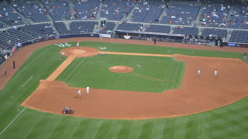 Jugadores de los New York Yankees en el campo durante un partido de béisbol