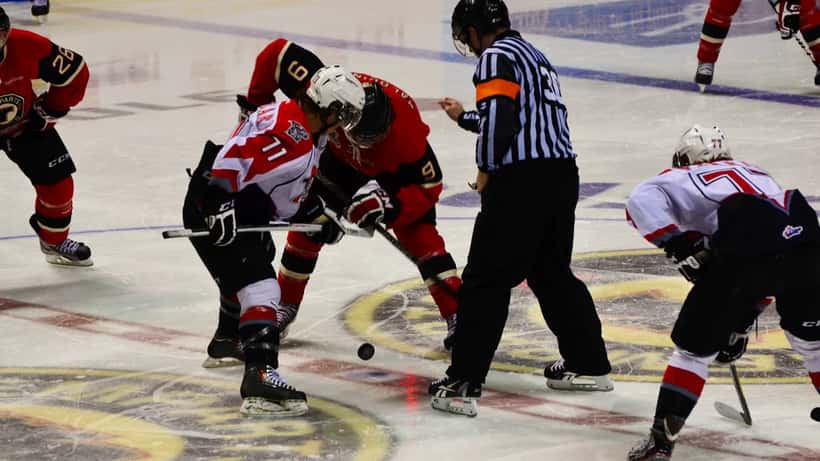Match de hockey de la LHJMQ entre Québec et Drummondville, joueurs sur la glace en action