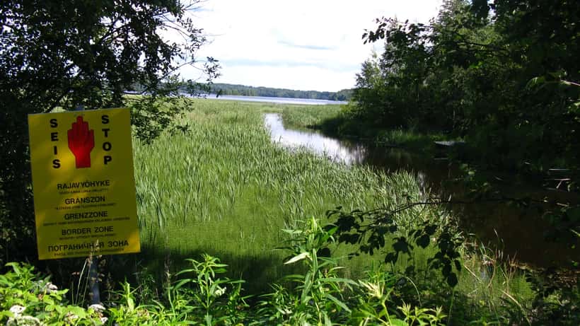 Suomalais-venäläisen rajan vyöhyke järven rannalla Suomessa
