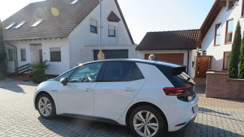 VW ID.3 Elektroauto in weiß auf einer Straße