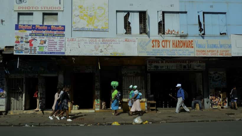 Rua movimentada em Joanesburgo, África do Sul, onde ocorreram ataques a imigrantes lusófonos