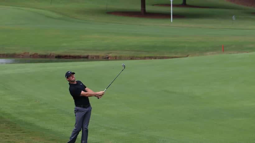 Rory McIlroy en plein swing lors du TOUR Championship de golf