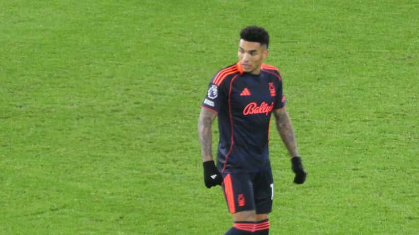 Igor Jesus, avançado do Nottingham Forest, em ação no futebol inglês