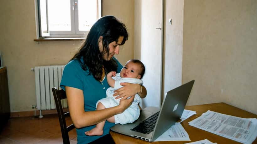 Madre italiana con neonato consulta documenti INPS per il bonus nuovi nati 2026
