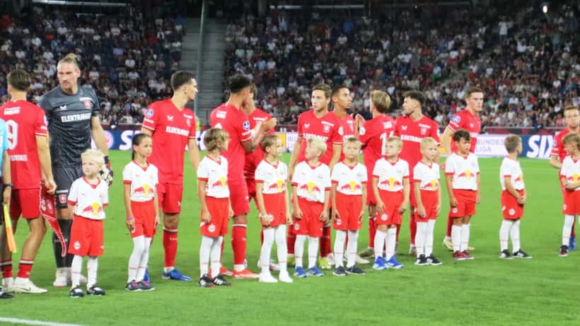 FC Twente middenvelder Sem Steijn in actie tijdens het CL-kwalificatieduel tegen FC Salzburg, augustus 2024