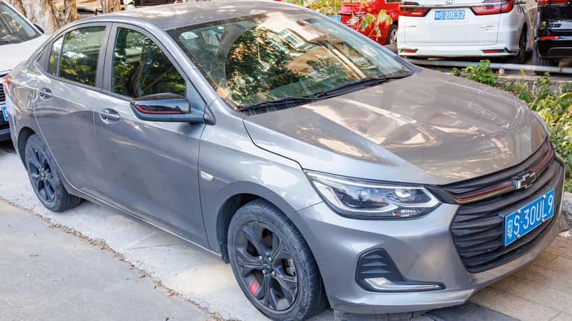 Chevrolet Onix 2026 em vista lateral externa, modelo hatch compacto mais vendido do Brasil