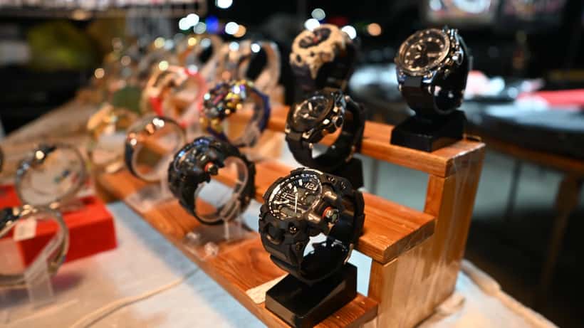 Montres de collection exposées sur un présentoir en bois, symbolisant les montres limitées comme la Royal Pop AP x Swatch
