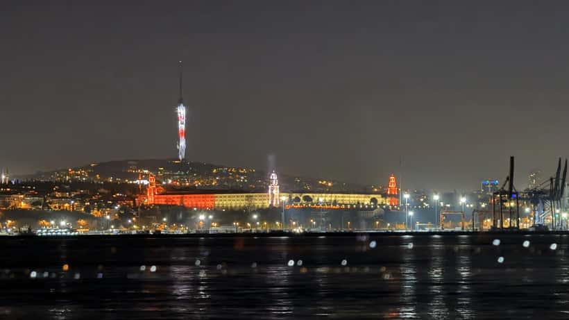 Tour de télévision d'Istanbul avec skyline de nuit