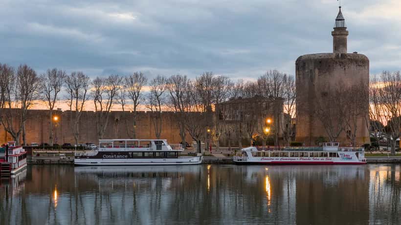 Remparts d'Aigues-Mortes au coucher du soleil, cité médiévale du Gard