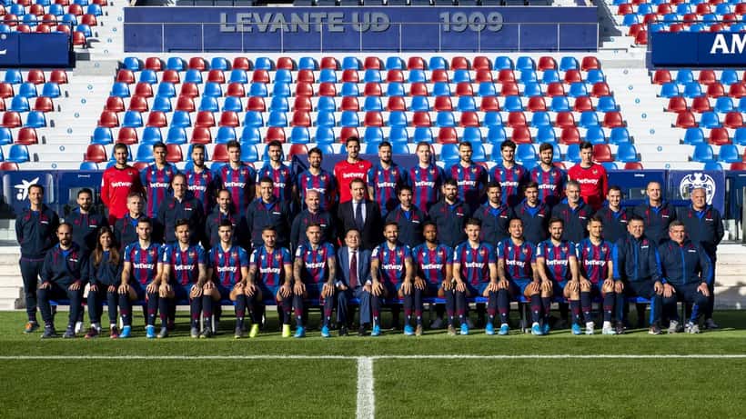 Elenco do Levante UD em foto oficial do time em temporada recente