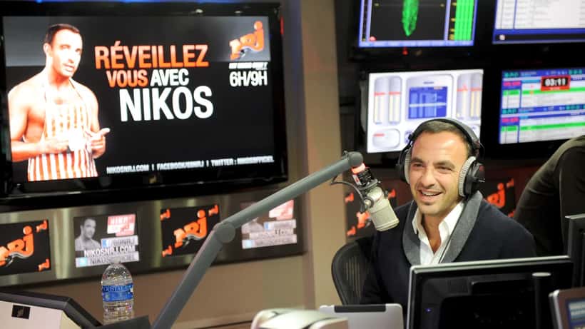 Nikos Aliagas animateur vedette lors d'une émission, promoteur de l'exposition Les Grands Âges sur le vieillissement
