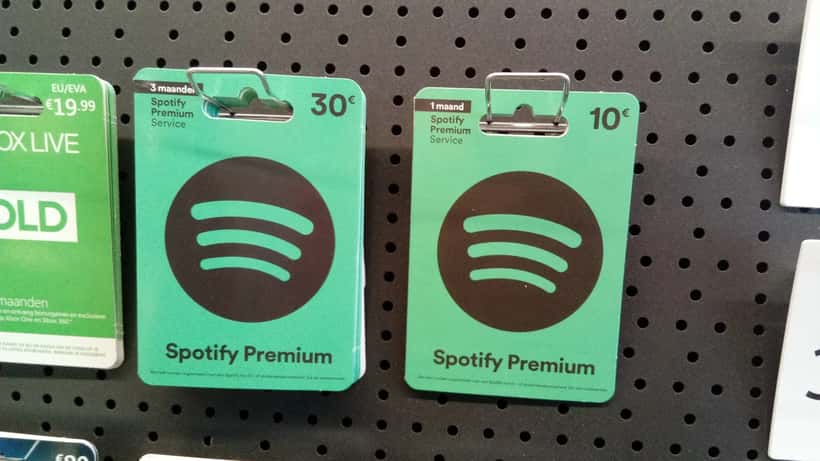 Tarjetas prepago de Spotify Premium en una tienda de supermercado mostrando la suscripción de streaming musical
