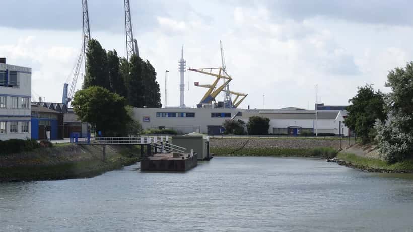 Containerschepen en vrachtverkeer in de haven van Rotterdam gezien vanaf de Nieuwe Maas