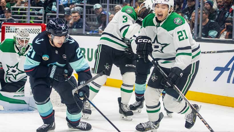 Jason Robertson ja Mikey Eyssimont Dallas Stars NHL-pelissä jäällä