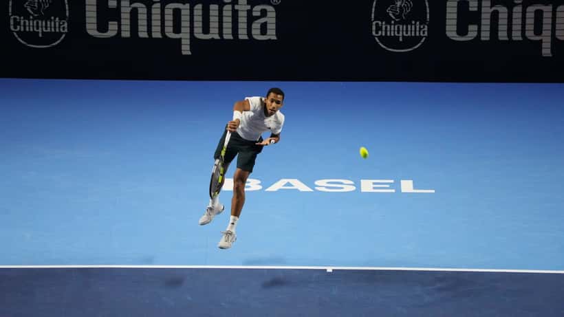 Félix Auger-Aliassime lors du tournoi ATP 500 de Bâle 2025, en train de jouer sur court