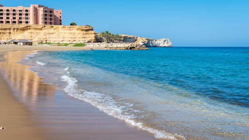 Vy över Al Jissah i Muscat, Oman — destination för svenska resenärer efter UD:s reseavrådan 2026