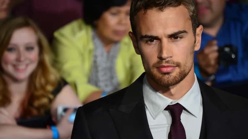 Theo James, protagonista de The Gentlemen temporada 2 en Netflix, en el papel de Eddie Horniman