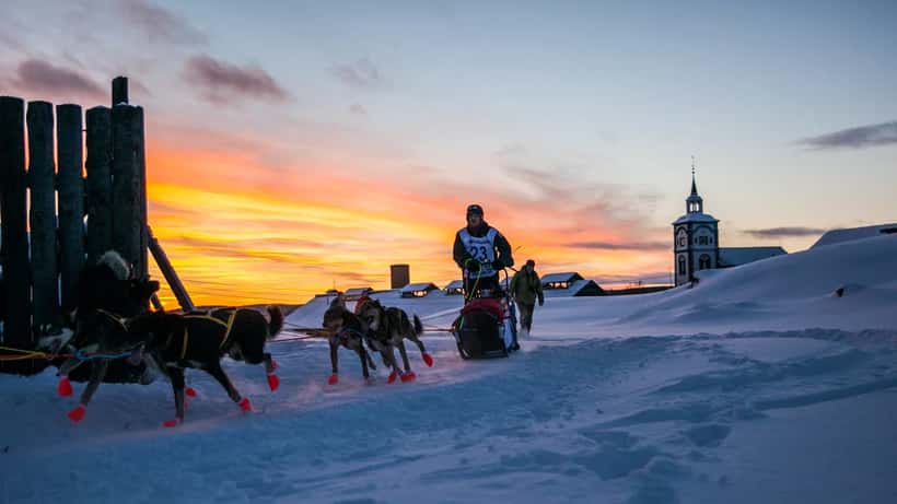 Lars Monsen ved starten av et hundekjøring-løp i norsk vinter