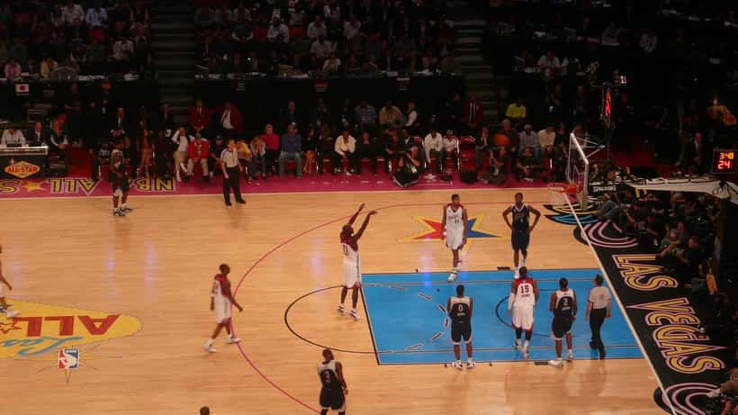 NBA Basketball Spiel in einer vollbesetzten Arena